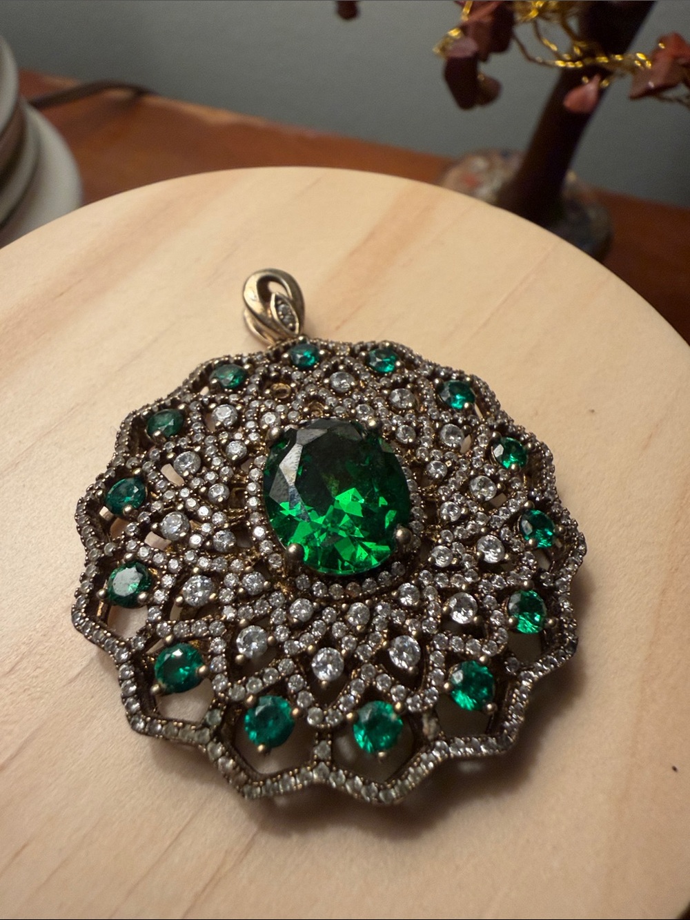 Vintage Stance Emerald Crystal Filigree Pendant Necklace